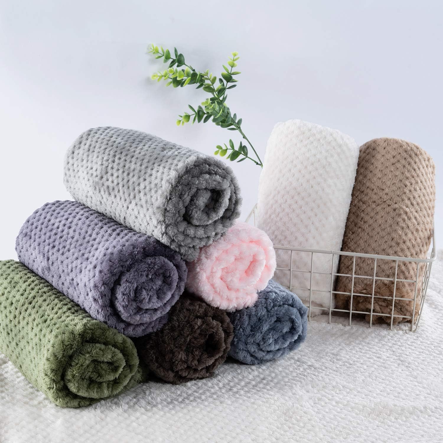 R0BTECH Warm Soft Fuzzy Dog or Cat Blanket, Plush Fleece Throws for Puppy, Kitten, Medium, Large Dogs - Ivory (S/24" x 32")